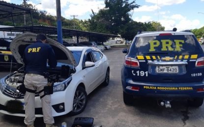 PRF recupera veículo roubado, em Muriaé (MG)
