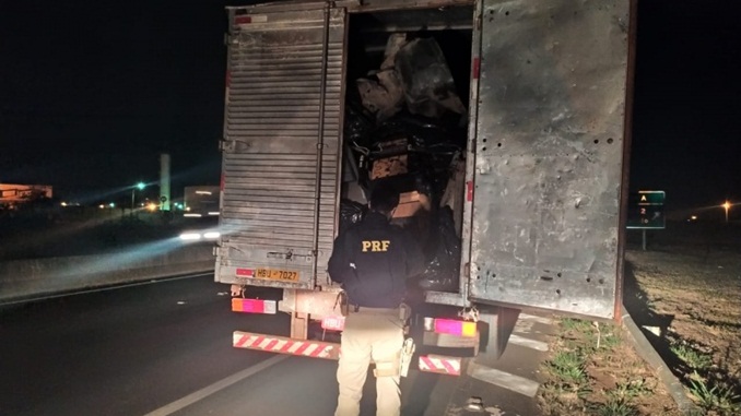 Caminhoneiro é preso por transportar peças de automóveis com nota fiscal falsa, em Campo Florido