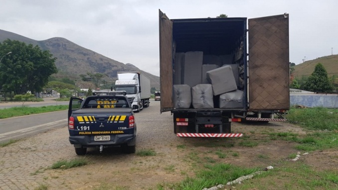 Cinquenta móveis sem nota fiscal são apreendidos pela PRF em Leopoldina