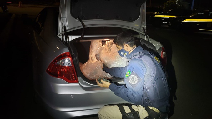 PRF apreende 77 quilos de pedras preciosas na BR-262, em Florestal