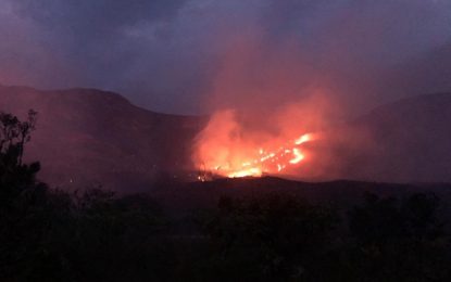 Equipes combatem incêndio na Serra da Lapinha após risco de atingir residências