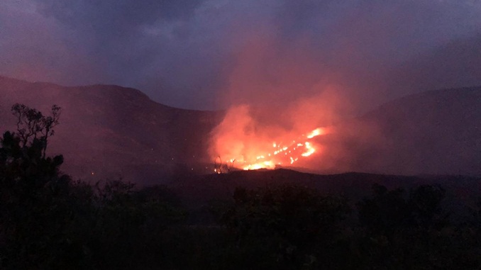 Equipes combatem incêndio na Serra da Lapinha após risco de atingir residências