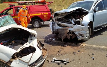 Colisão frontal entre veículos de passeio deixa 10 pessoas feridas na BR-491, em Guaranésia