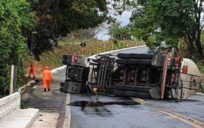 Carreta tomba na BR-146 e derrama óleo diesel no Rio Tamanduá, em Araxá