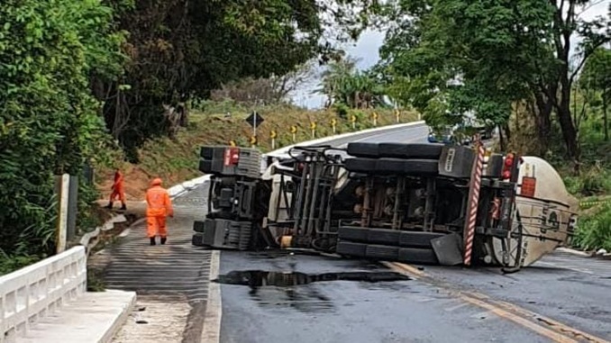 Carreta tomba na BR-146 e derrama óleo diesel no Rio Tamanduá, em Araxá