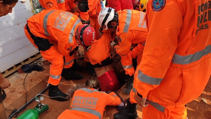 Bombeiros resgatam menina que estava em tubulação de obra em Uberlândia