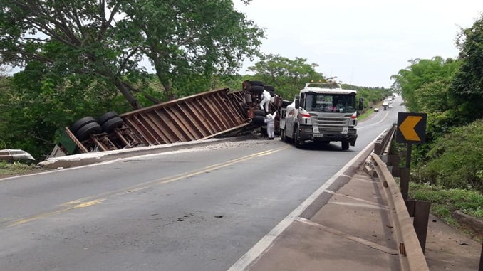 Carreta tomba perto de colmeia de abelhas e bombeiros são acionados, na zona rural de Prata