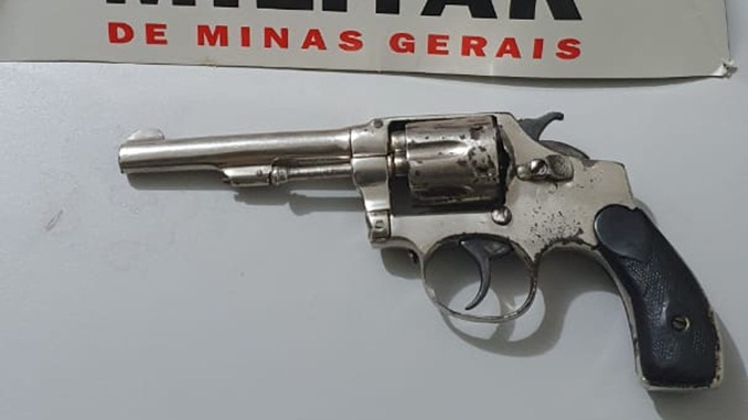 Polícia Militar apreende revólver após acionamento no Bairro Pinheiros em Cristiano Otoni