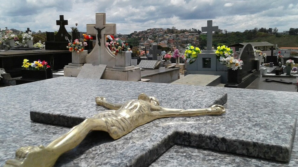 Secretaria de Saúde de Barbacena divulga recomendações para visitas a cemitérios no feriado