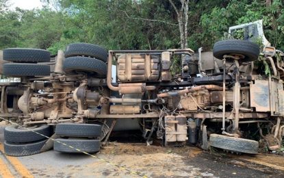 Caminhão betoneira capota e deixa dois feridos, próximo a Itaverava