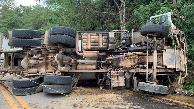 Caminhão betoneira capota e deixa dois feridos, próximo a Itaverava