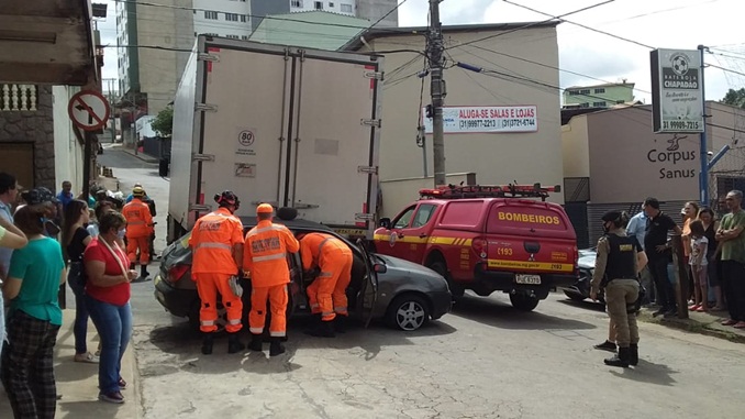 Quatro veículos se envolvem em acidente no bairro Manoel de Paula, em Conselheiro Lafaiete