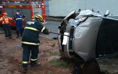 Condutor capota veiculo no bairro Pontilhão e foge do local