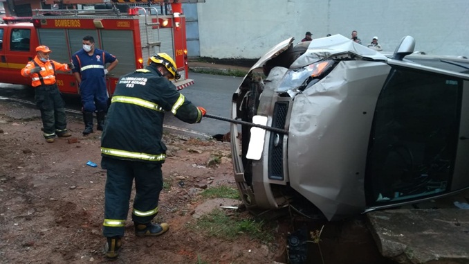 Condutor capota veiculo no bairro Pontilhão e foge do local