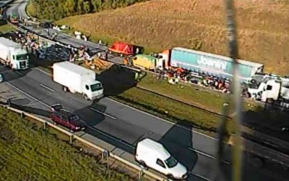 Colisão entre quatro caminhões e dois ônibus deixa 20 pessoas feridas na BR-381 em Oliveira