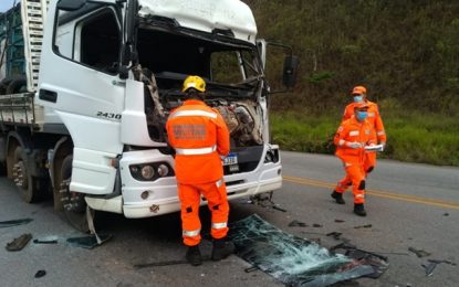 Colisão entre caminhão e carreta deixa dois homens feridos próximo a Santa Bárbara do Tugúrio
