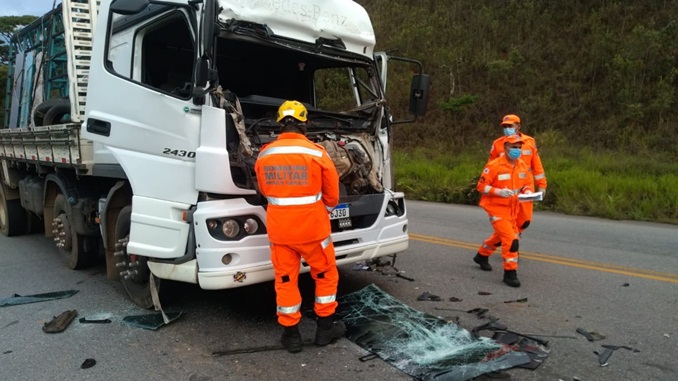 Colisão entre caminhão e carreta deixa dois homens feridos próximo a Santa Bárbara do Tugúrio