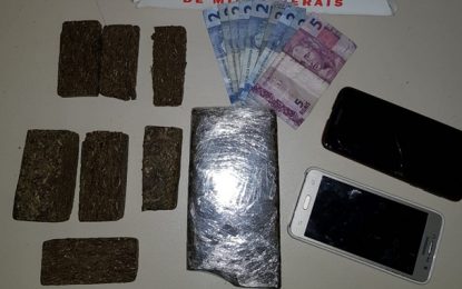 Mulher é presa e menor apreendido por tráfico de drogas, em Barbacena