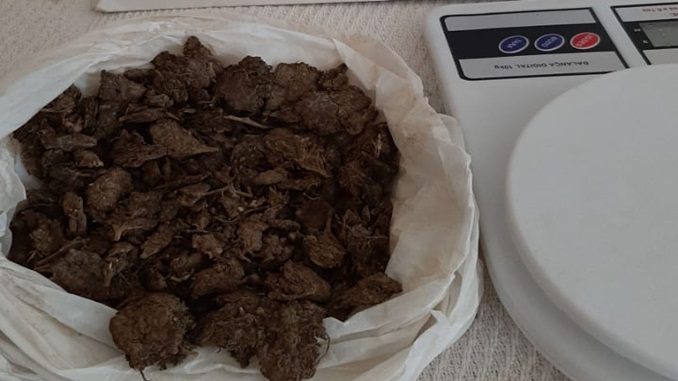 Polícia Militar apreende maconha e balança de precisão, em Barbacena