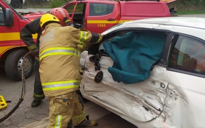 Mulher fica gravemente ferida em acidente na BR-040