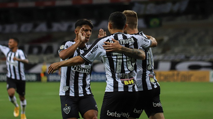 Atlético goleia Flamengo e assume segundo lugar do Brasileirão