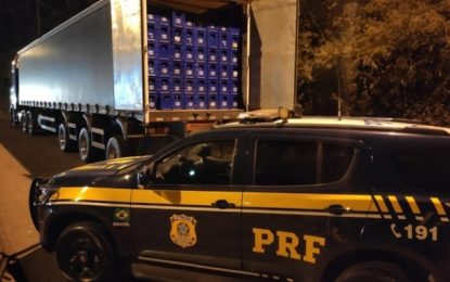 Caminhão com mais de 30 multas da PRF é flagrado transportando bebidas irregulares, em Juiz de Fora (MG)