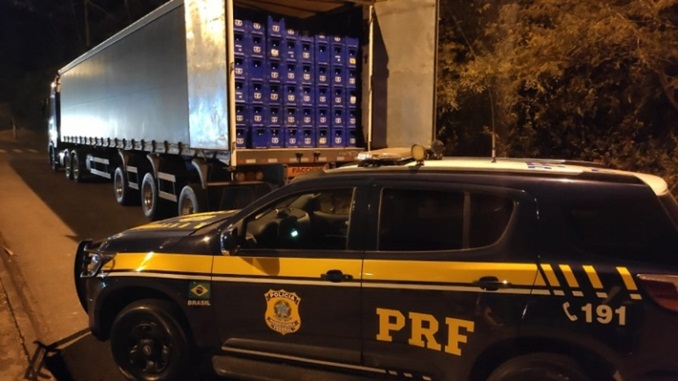 Caminhão com mais de 30 multas da PRF é flagrado transportando bebidas irregulares, em Juiz de Fora (MG)