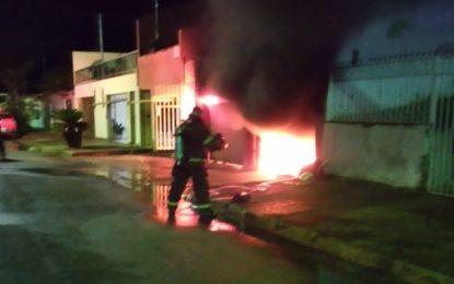 Carro pega fogo dentro de garagem e mobiliza bombeiros, em  Ouro Branco