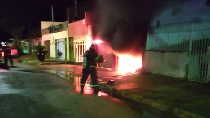 Carro pega fogo dentro de garagem e mobiliza bombeiros, em  Ouro Branco