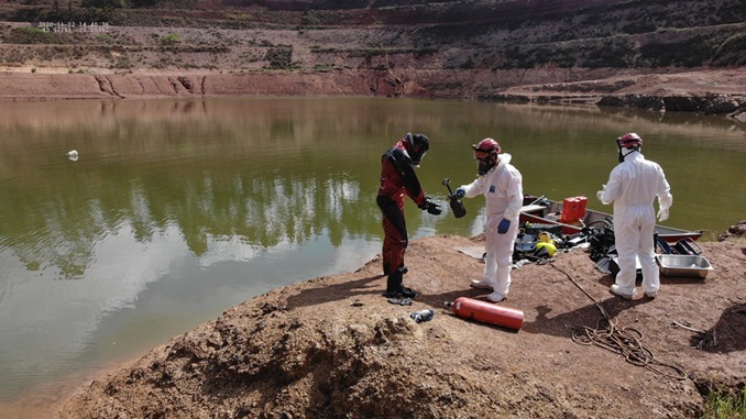 Bombeiros utilizam equipamento moderno de mergulho pra recuperar vítima de afogamento