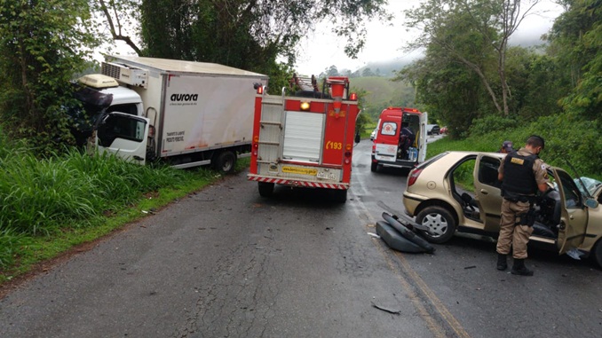 Casal de idosos fica gravemente ferido em acidente na serra de Desterro do Melo