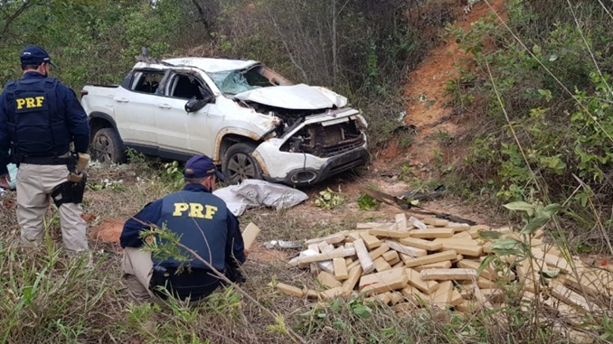 Após fuga e acidente, PRF apreende 320 kg de maconha em Bom Despacho(MG)
