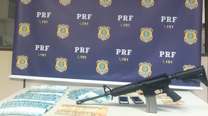 PRF/MG apreende fuzil calibre 5,56mm e grande quantidade em dinheiro
