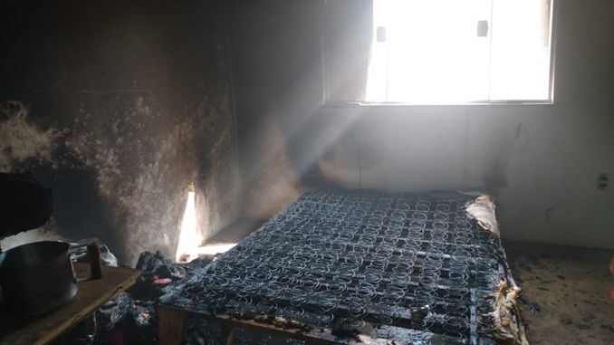 Bombeiros combatem incêndio em residência no bairro Santa Maria, em Barbacena
