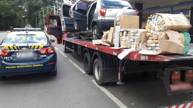 PRF apreende 200 kg de maconha dentro de Palio transportado sobre caminhão guincho, em Pouso Alto (MG)