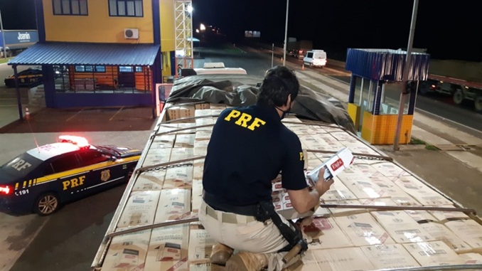 PRF apreende 800 mil maços de cigarros contrabandeados na BR 050 em Uberlândia/MG