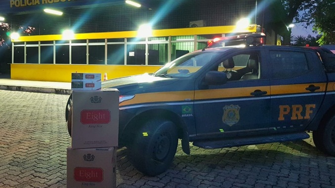 PRF apreende 10 mil maços de cigarros contrabandeados na BR-251, em Montes Claros
