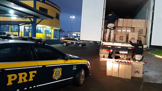 PRF apreende carga de cigarros avaliada em R$ 2 milhões na BR-153