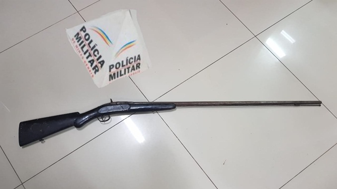 Polícia Militar apreende espingarda polveira na Colônia Rodrigo Silva