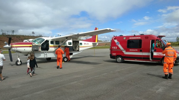 Bombeiros faz transferência de paciente idoso de Barbacena para a cidade de Passos no sul de Minas