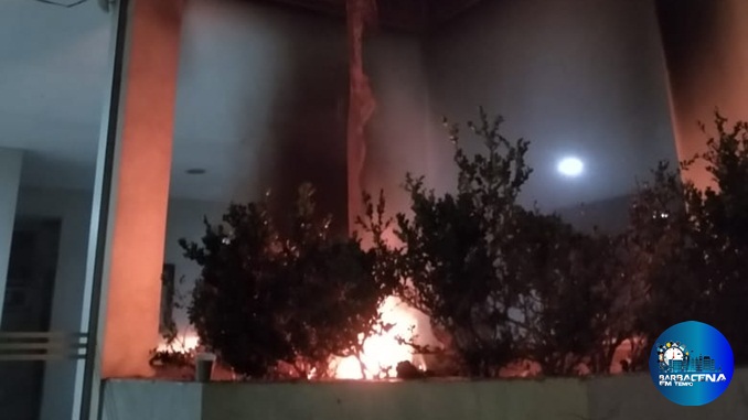 Incêndio em lixeira atinge loja de veículos na Avenida  Governador Bias Fortes, em Barbacena