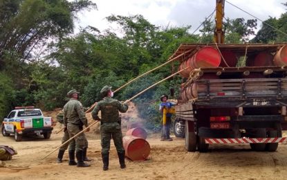 Polícia Militar de Meio Ambiente retira balsas irregulares do Rio das Mortes
