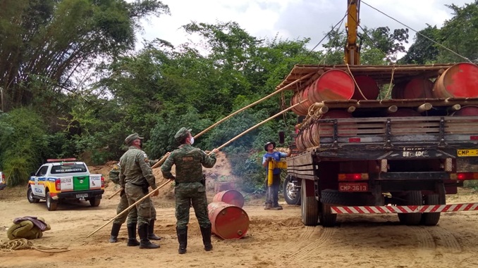 Polícia Militar de Meio Ambiente retira balsas irregulares do Rio das Mortes