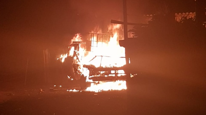 Bombeiros combatem Incêndio em caminhão na região central de Alfredo Vasconcelos