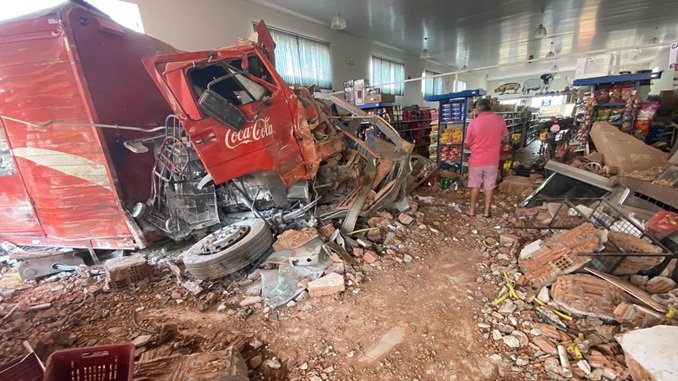 Condutor perde controle de direção e caminhão invade supermercado em Juruaia