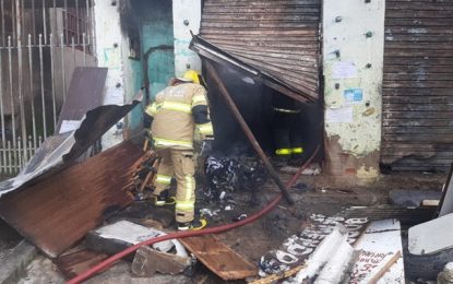 Incêndio atinge e destrói borracharia em Ipatinga, no Vale do Rio Doce