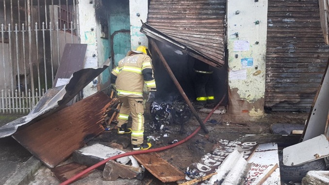 Incêndio atinge e destrói borracharia em Ipatinga, no Vale do Rio Doce