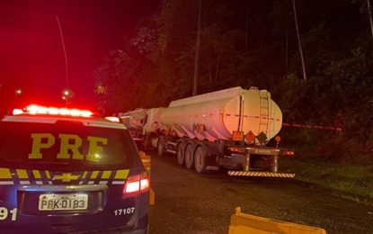 PRF apreende 30 mil litros de etanol irregular em Juiz de Fora (MG)