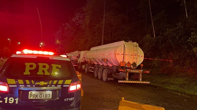 PRF apreende 30 mil litros de etanol irregular em Juiz de Fora (MG)