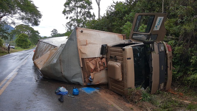 Motorista fica ferido em acidente na MG-448